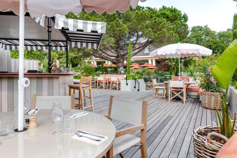 Décoration extérieure restaurant club - Parasols rayés et ambiance estivale - Photographie lieu de prestige - Studio photo Loire-Atlantique