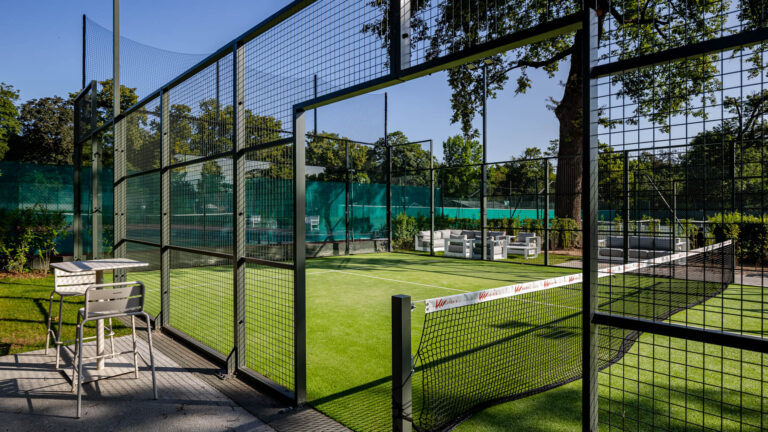 Terrain de padel Lagardère Paris Racing - Environnement verdoyant et grillagé - Photographie installation sportive - Agence photo à Nantes