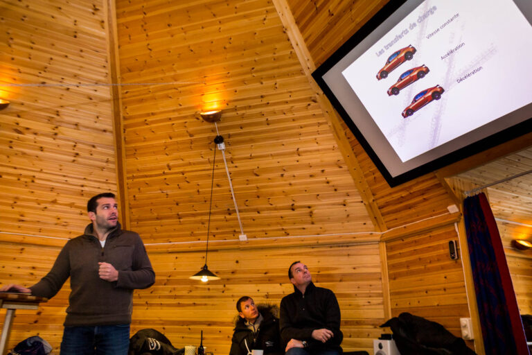 Briefing pilotage automobile - Présentation théorique conduite sur glace - Reportage événementiel à l’étranger - prestataire photo Nantes