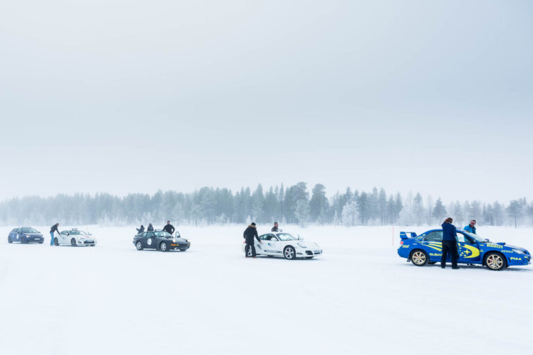 Voitures sportives sur lac gelé - Participants préparant stage automobile - Pilotage sur glace - Agence Brunet-Monié
