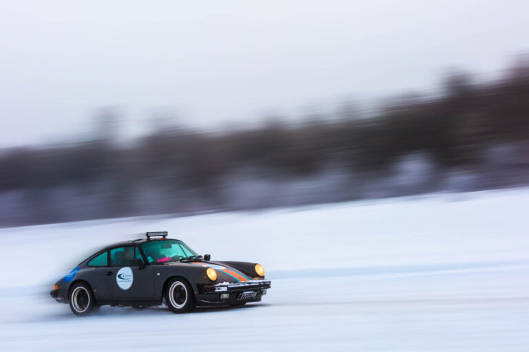 Porsche 911 3.2 en accélération - Mouvement vitesse sur glace - Reportage automobile extrême - Agence photo à Nantes