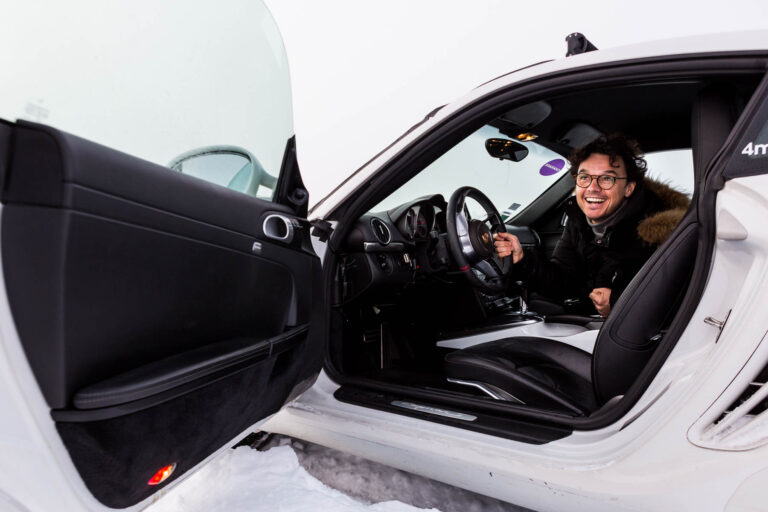 Richard Tolède souriant dans Porsche - Habitacle voiture sportive sur glace - Reportage événementiel Laponie - photographe Nantes