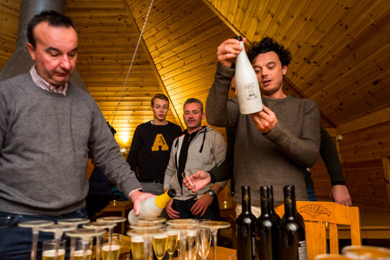 Service champagne en soirée - Participants partageant moment festif - Reportage événementiel entreprise - Agence Brunet-Monié