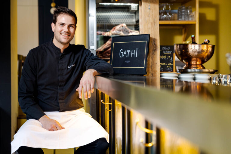 Chef Louis Hulot en veste noire - Portrait dans restaurant Gathi - Portrait professionnel culinaire - Agence Brunet-Monié