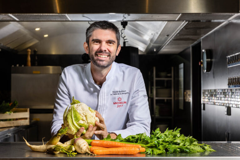 Chef David Guitton avec légumes frais - Portrait en cuisine étoilée - Reportage portrait culinaire - créateur de contenu nantes