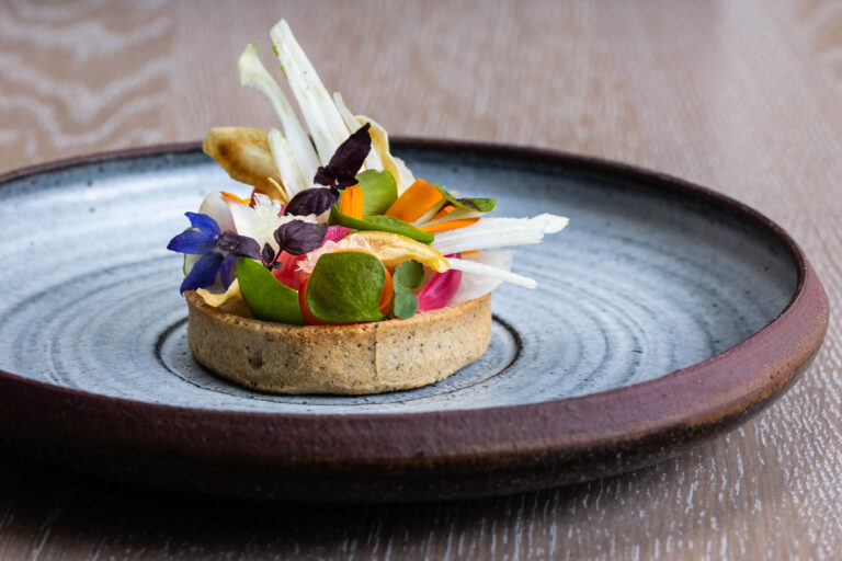 Tarte salée aux légumes - Plat gastronomique coloré - Reportage culinaire artistique - Brunet-Monié