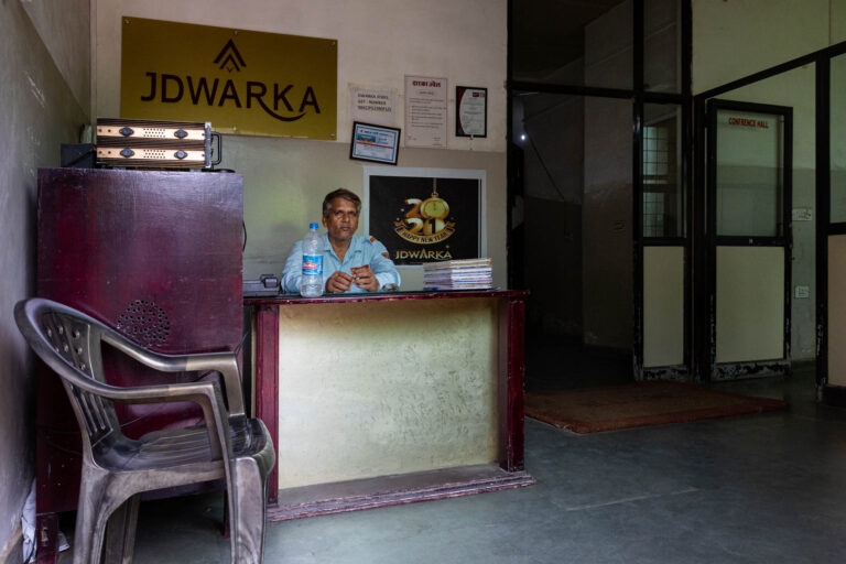 Accueil usine JDwarka Jaipur - Employé assis bureau entrée - Reportage documentaire entreprise - photographe nantes
