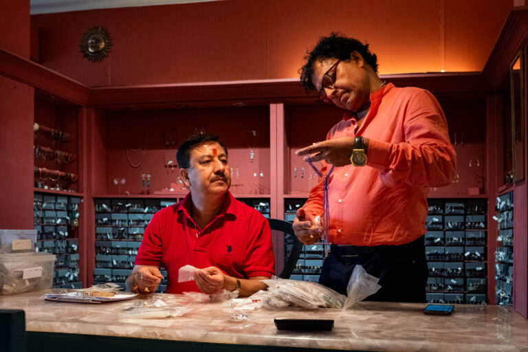 Deux hommes examinant pierres précieuses - Comptoir joaillerie Inde - Reportage documentaire usine - Agence Brunet-Monié