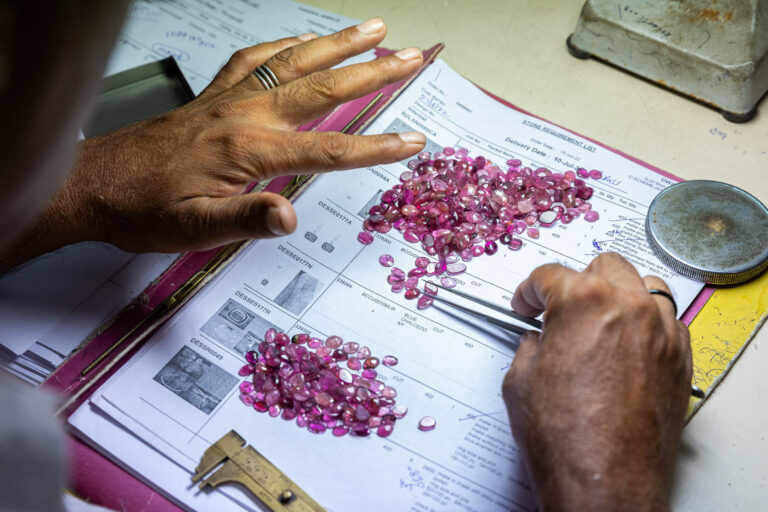 Tri pierres précieuses roses - Mains classant gemmes Jaipur - Reportage documentaire artisanat - Brunet-Monié