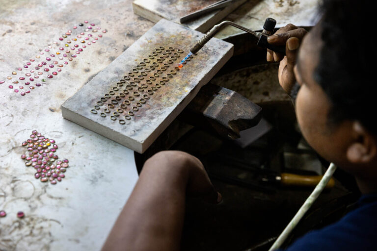 Soudure monture argent - Bijoutier chauffant sertissures - Photoreportage atelier joaillerie - créateur de contenu nantes