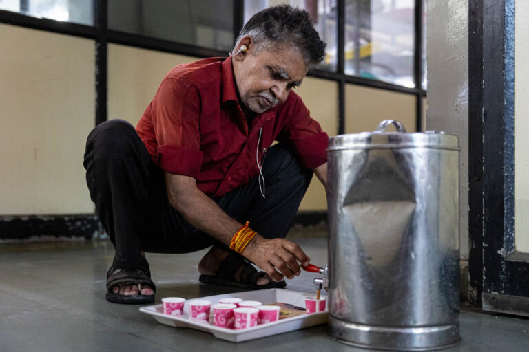 Ouvrier servant thé pause - Cafetière inox atelier Inde - Reportage documentaire travail - studio photo loire-atlantique
