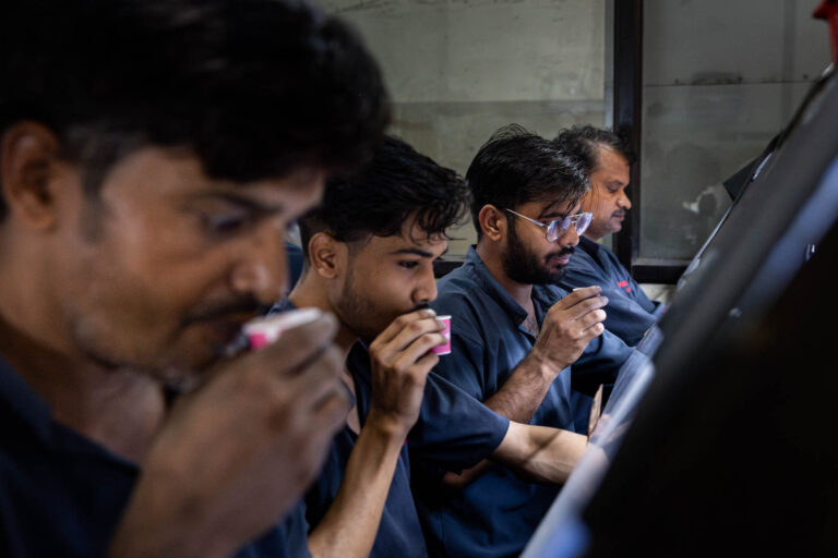 Employés indiens buvant chai - Pause ouvriers joaillerie usine - reportage joaillerie en Inde - Agence photo à Nantes