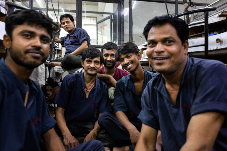 Ouvriers indiens posant sourire - Portrait collectif travailleurs joaillerie - Photoreportage documentaire en Inde - créateur de contenu nantes