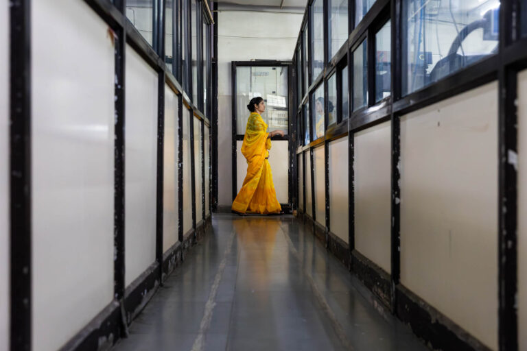 Femme en sari jaune - Employée usine joaillerie Jaipur - Photoreportage en Inde - photographe nantes