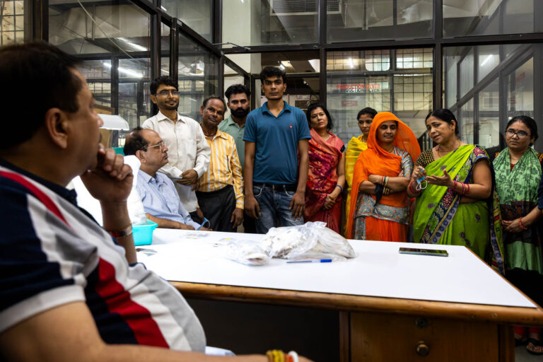Réunion groupe employés usine - Discussion encadrants et ouvriers Jaipur - reportage joaillerie en Inde - Brunet-Monié