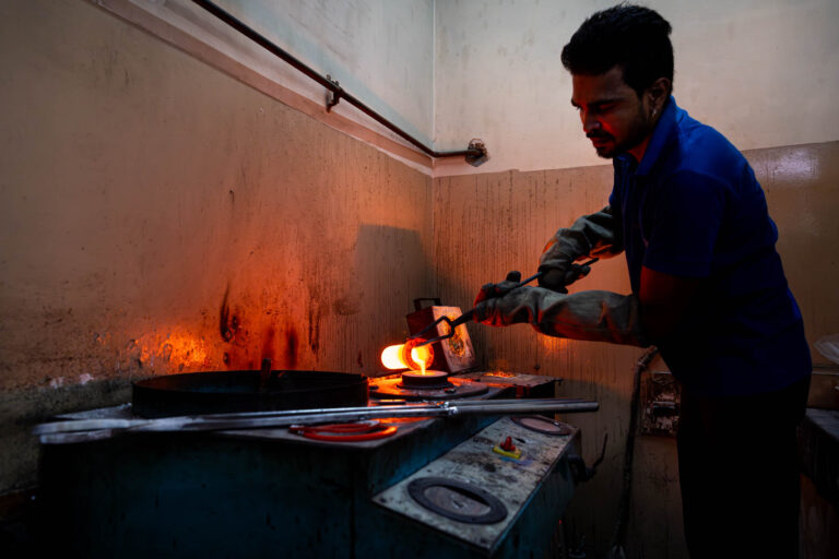 Ouvrier manipulant métal fondu - Fonte or joaillerie en Inde - Reportage documentaire industrie - prestataire photo nantes