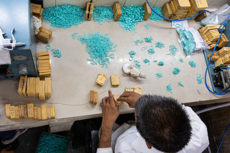 Table atelier cire bleue - Préparation moules joaillerie Inde - Photoreportage fabrication bijoux - studio photo loire-atlantique