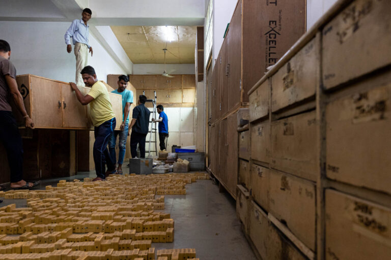 Ouvriers déplaçant meubles atelier - Rangement entrepôt joaillerie Inde - reportage joaillerie en Inde - studio photo loire-atlantique