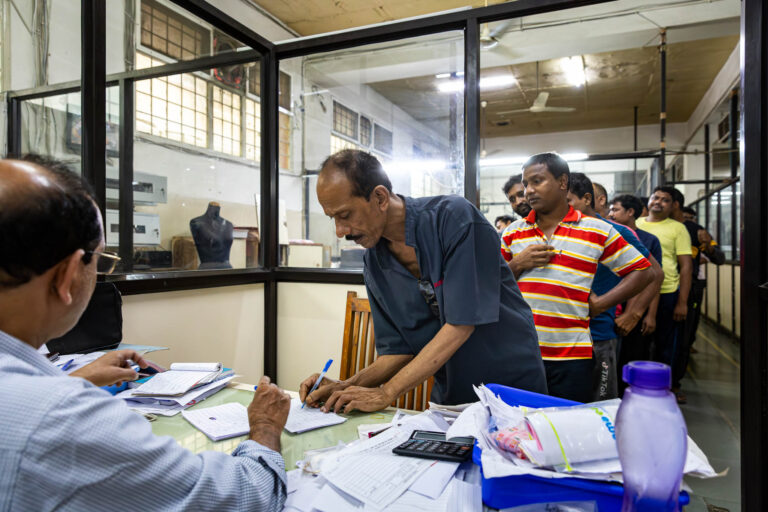 Ouvrier signant documents bureau - File attente employés usine Jaipur - reportage joaillerie en Inde - prestataire photo nantes