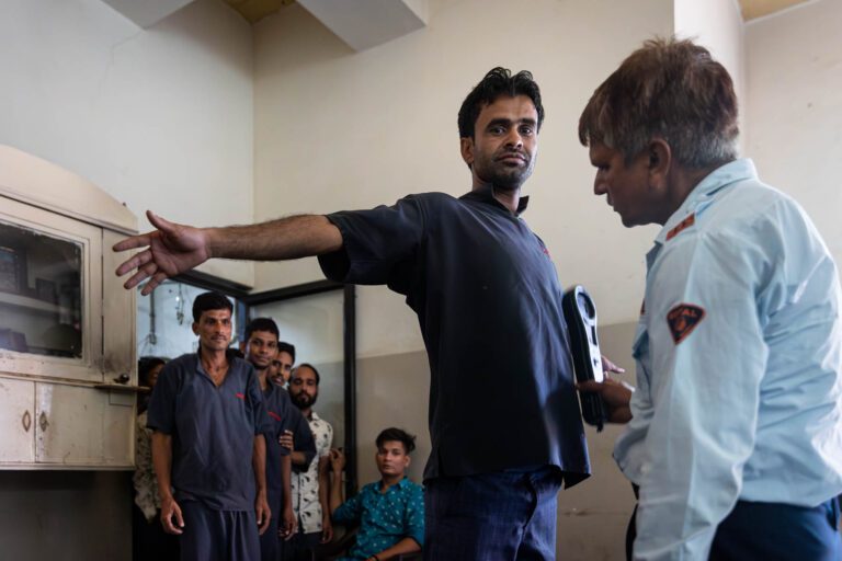 Contrôle sécurité entrée usine - Employé scanné par vigile JDwarka - reportage joaillerie en Inde - Brunet-Monié