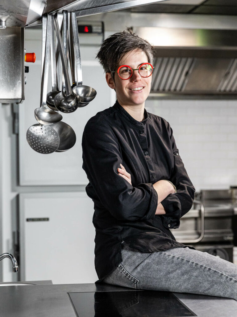 Portrait de la cheffe Mélanie Sire - Photo en cuisine professionnelle - Portrait professionnel chef cuisinier - prestataire photo nantes