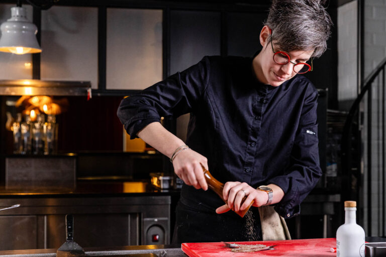 Cheffe assaisonnant plat - Geste culinaire en cuisine - Reportage gastronomique - studio photo loire-atlantique