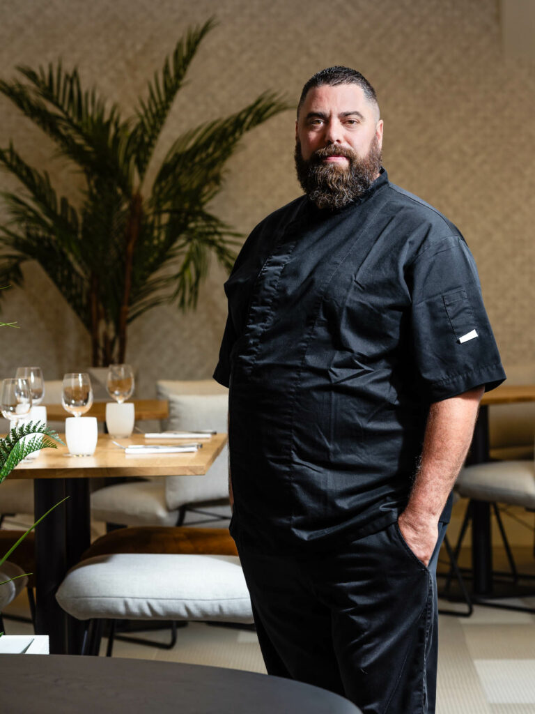 Portrait du chef Alexandre Arnaud - Photo dans salle de restaurant - Portrait professionnel gastronomie - photographe nantes