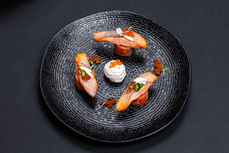 Assiette gastronomique saumon - Plat raffiné œufs de poisson - Photographie haute gastronomie - photographe nantes