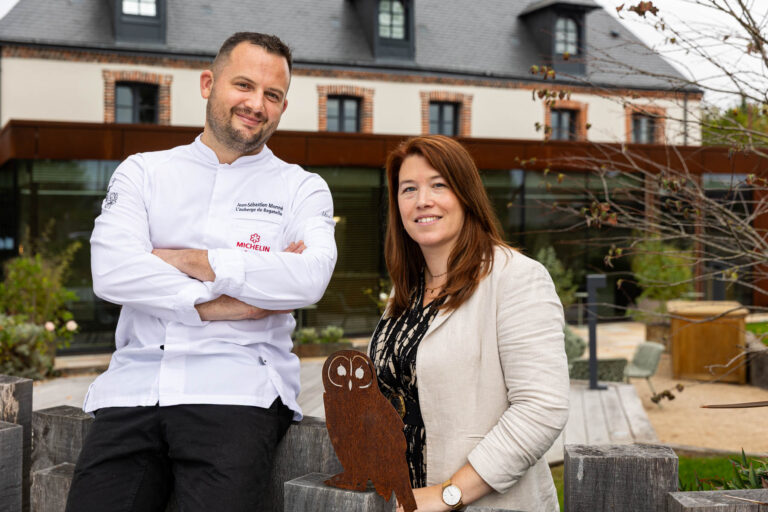 Portrait du chef étoilé Jean-Sébastien Monne - Photo devant auberge - Portrait professionnel culinaire - Agence Brunet-Monié