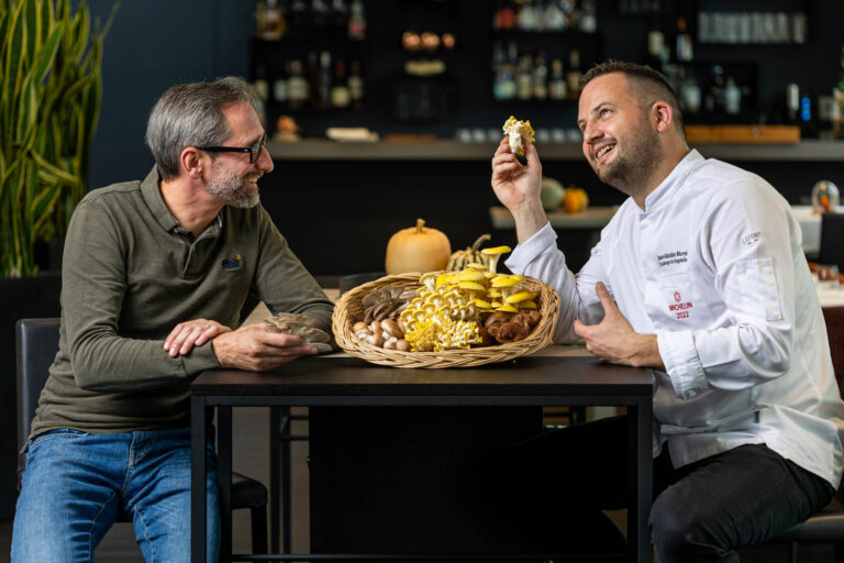 Chef avec producteur de champignons - Rencontre autour des produits locaux - Reportage chefs cuisiniers des Pays de la Loire - prestataire photo nantes