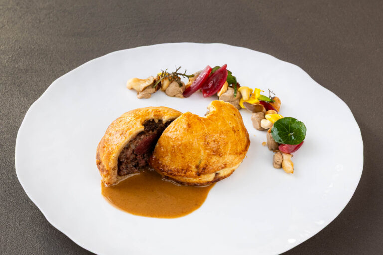 Plat en croûte sauce brune - Assiette gastronomique créative - Photoreportage culinaire - agence photo à Nantes