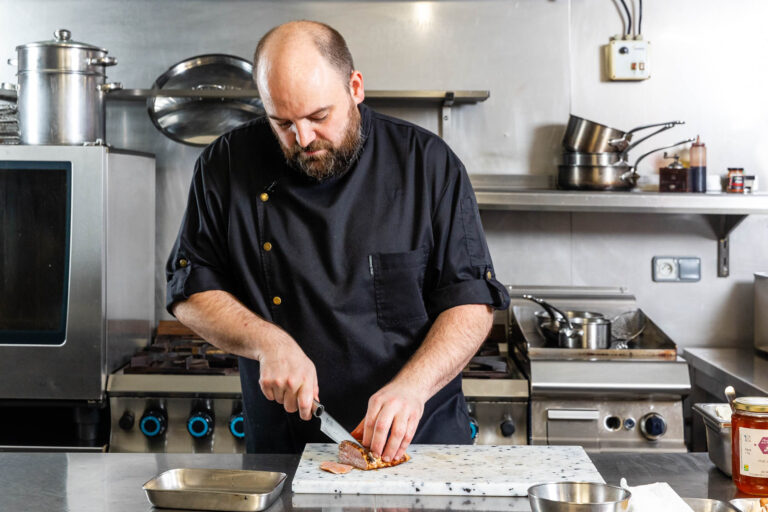 Chef préparant viande en cuisine - Geste culinaire professionnel - Portrait professionnel chef cuisinier - Brunet-Monié