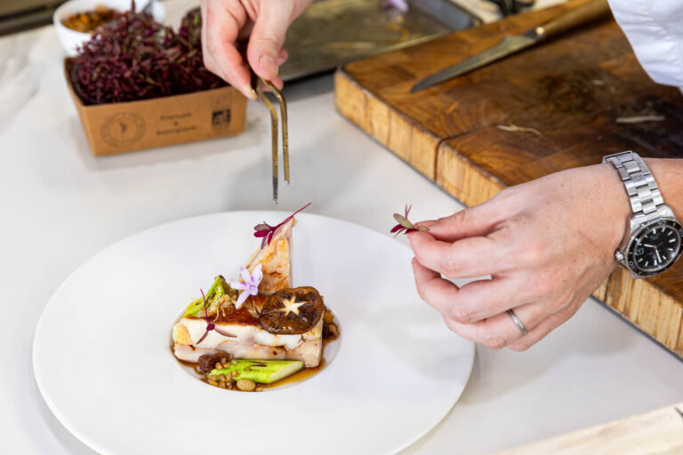 Dressage assiette gastronomique - Geste précis cuisine - Photographie gastronomie - Agence Brunet-Monié