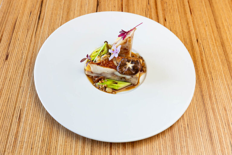 Plat gastronomique dressé - Assiette avec champignons et légumes - Photographie culinaire créative - studio photo loire-atlantique