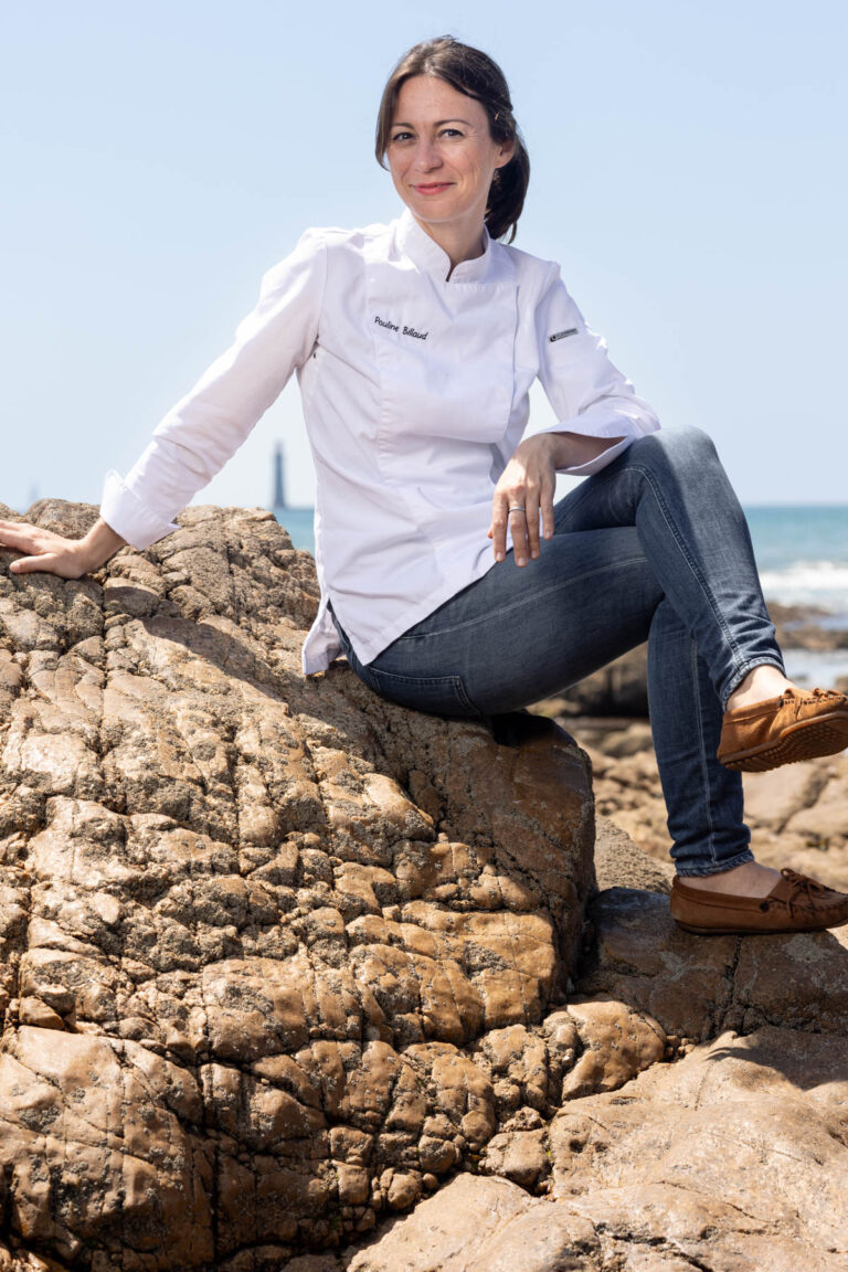 Portrait cheffe Pauline Billaud en extérieur - Photo en bord de mer - Reportage Chefs cuisiniers des Pays de la Loire - Agence Brunet-Monié