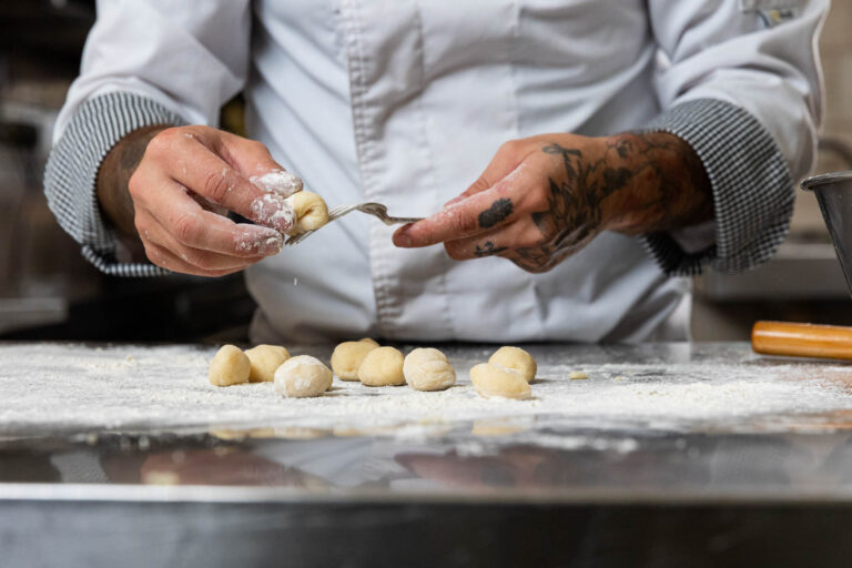 Préparation de gnocchis maison - Geste culinaire mains tatouées - Reportage gastronomie artisanale - Brunet-Monié