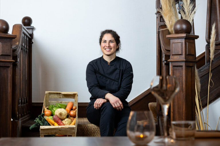 Portrait de la cheffe Victoire Rallu assise escalier - Photo avec cageot de légumes - Reportage Chefs cuisiniers des Pays de la Loire - photographe nantes