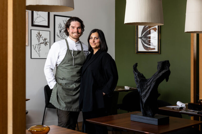 Portrait du chef Julien Baradel et son épouse - Photo dans salle de restaurant - Reportage Chefs cuisiniers des Pays de la Loire - studio photo loire-atlantique