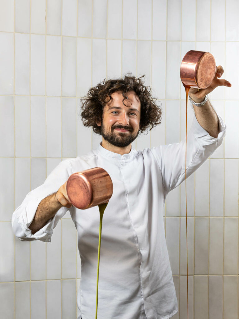 Portrait du chef Romain Zarazaga - Geste original avec casseroles - Portrait professionnel gastronomie - créateur de contenu nantes