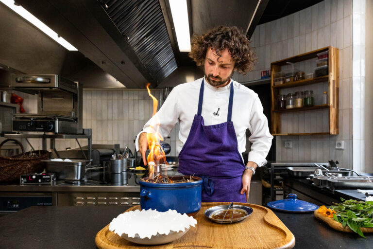 Chef cuisinant au flambage - Geste culinaire spectaculaire - Reportage Chefs cuisiniers des Pays de la Loire - agence photo à Nantes