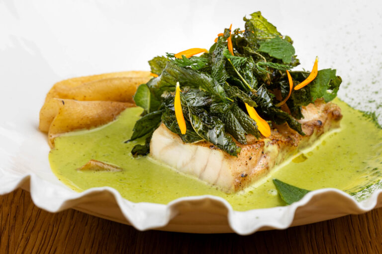 Plat de poisson sauce verte - Assiette gastronomique avec herbes - Photographie culinaire créative - photographe nantes