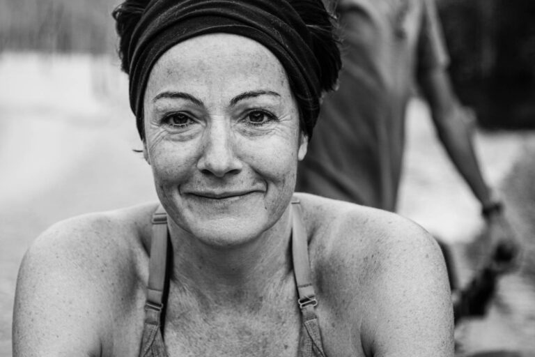 Portrait de Delphine Miau en expédition - Documentaire humain Guyane - Agence photo à Nantes