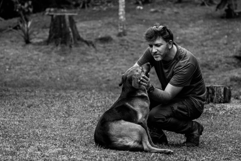 Raphaël Griffon sur un campement de mine - Lac artificiel de Petit-Saut - Photoreportage quotidien de terrain - studio photo loire-atlantique