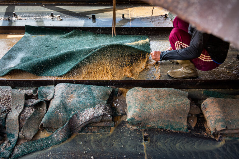 Récupération concentré d’or - Lavage tapis de sluice - Mines légales en Guyane - créateur de contenu nantes