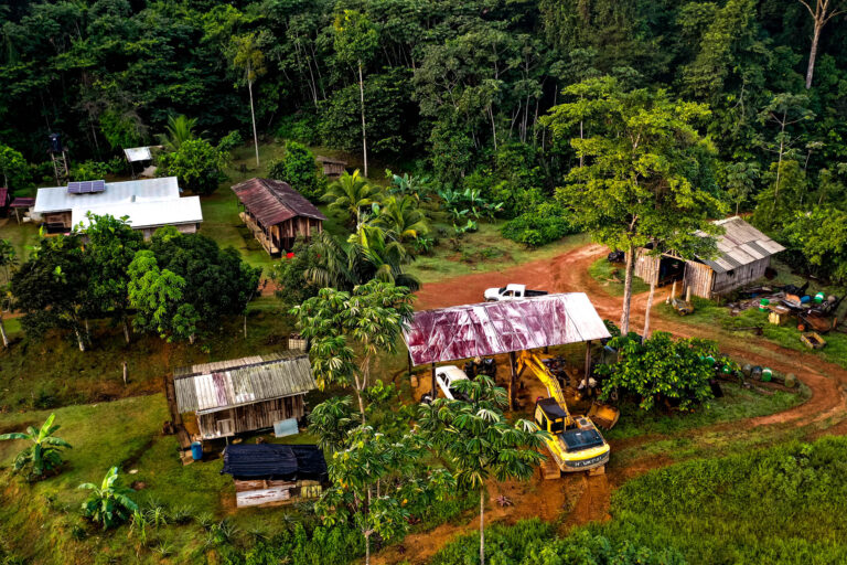Campement minier en forêt - Vue aérienne site d’orpaillage - Mines légales en Guyane - prestataire photo nantes