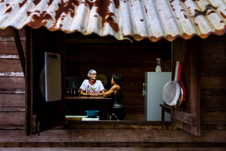 Scène de discussion cuisine camp - Intérieur maison bois forestière - Mines légales en Guyane - Agence photo à Nantes