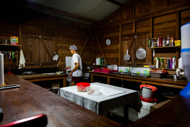 Cuisinière préparant repas campement - Intérieur cuisine en bois - Reportage quotidien Guyane - Brunet-Monié
