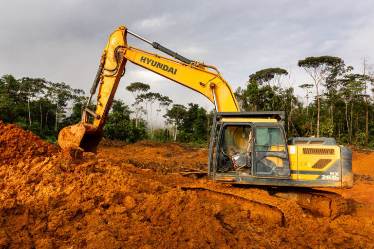 Pelleteuse en pleine action - Extraction de terre rouge - Documentaire orpaillage Guyane - Brunet-Monié