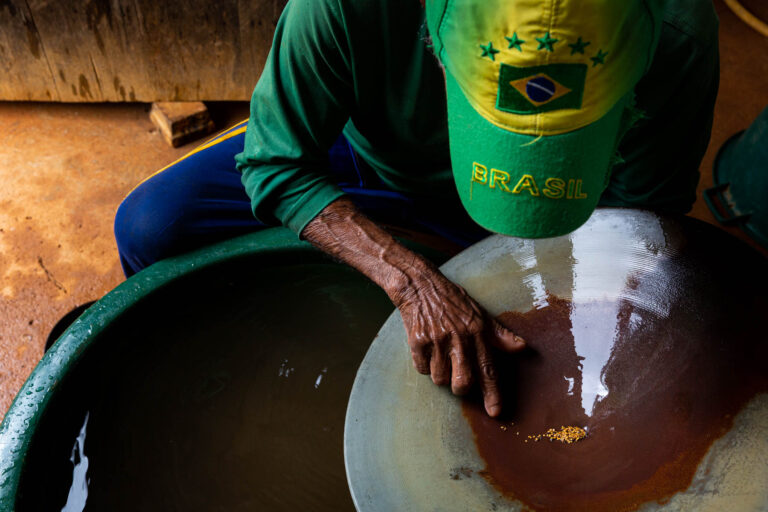 Main orpailleur montrant paillettes d’or - Batée traditionnelle artisanale - Mines légales en Guyane - créateur de contenu nantes