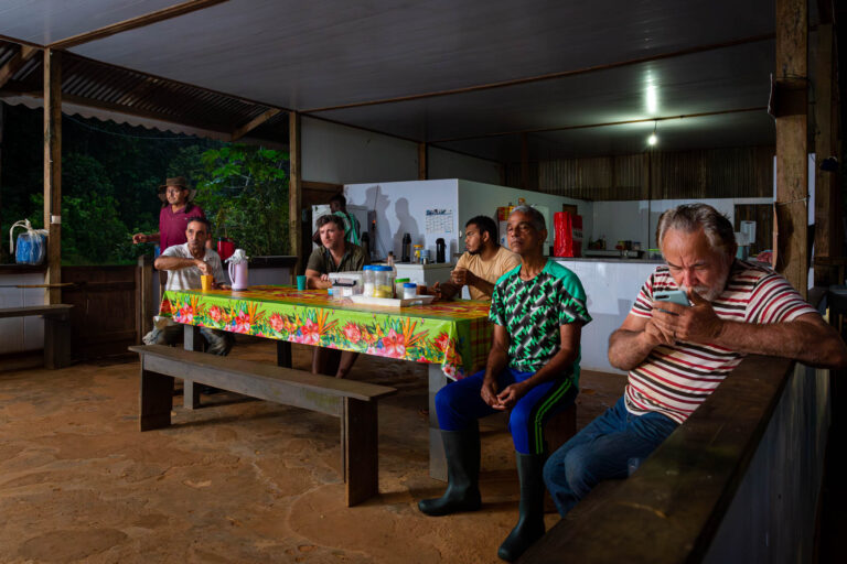 Groupe hommes réunis repas - Table collective camp minier - Documentaire vie quotidienne - photographe nantes